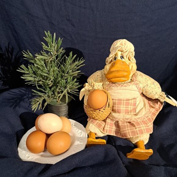 Vintage 1990 Russ Critter Factory Duck Figurine Adorable Duck with Basket Bonnet - Picture 1 of 7